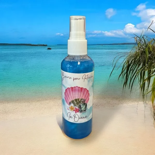 Brume parfumée Douce Flamme, senteur Ia'Orana, au design élégant, élaborée sans alcool ni allergène, pour une diffusion douce et sécurisée.