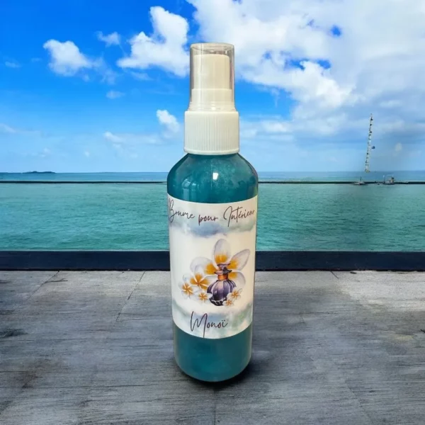 Brume parfumée Douce Flamme, senteur Monoi, au design élégant, élaborée sans alcool ni allergène, pour une diffusion douce et sécurisée.