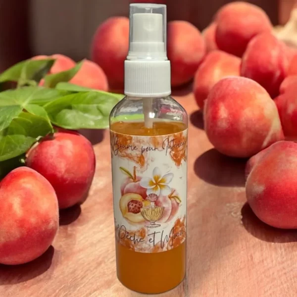 Brume parfumée Douce Flamme, senteur Pêche & Monoi, au design élégant, élaborée sans alcool ni allergène, pour une diffusion douce et sécurisée.