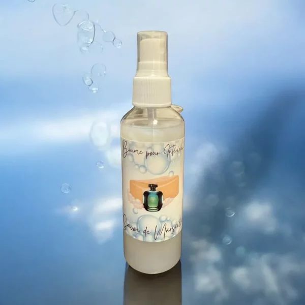 Brume parfumée Douce Flamme, senteur Savon de Marseille, au design élégant, élaborée sans alcool ni allergène, pour une diffusion douce et sécurisée.